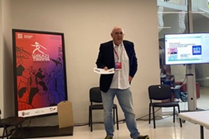 Obmann Dieter Schwab präsentiert bei der Walk21 in Tirana