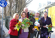 Martina Malyar, Alec Hager, Petra Jens, Dieter Schwab, Susanne Reichard mit Tulpen