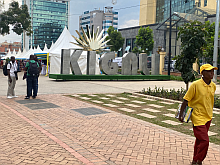 Foto mit Schriftzug Kigali im öffentlichen Raum